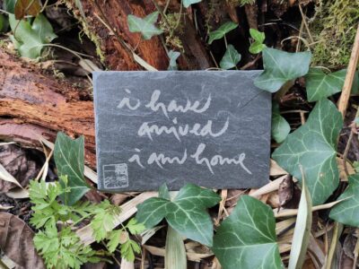 I Have Arrived I Am Home | Caligrafía de Thich Nhat Hanh en pizarra